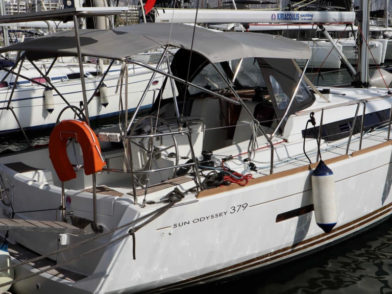 Hire Sailboat Jeanneau with a boat licence