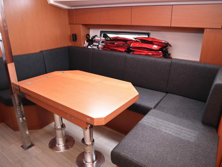 Charter a Bavaria Bavaria C42 (3 cab.) in Paros (Island) on Samboat