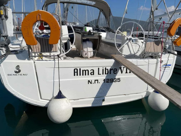 Hire Sailboat with or without skipper Bénéteau Lefkáda