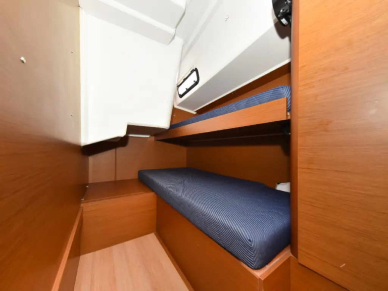 Yacht charter Bormes-les-Mimosas - Jeanneau Sun Loft 47 (7 cab.) on SamBoat