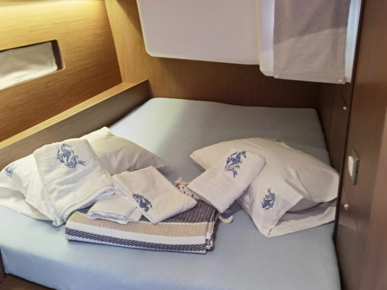 Sailboat to hire Alimos at the best price