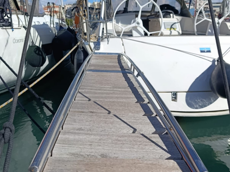 Charter a Bavaria Bavaria 41 Cruiser in Alimos on Samboat