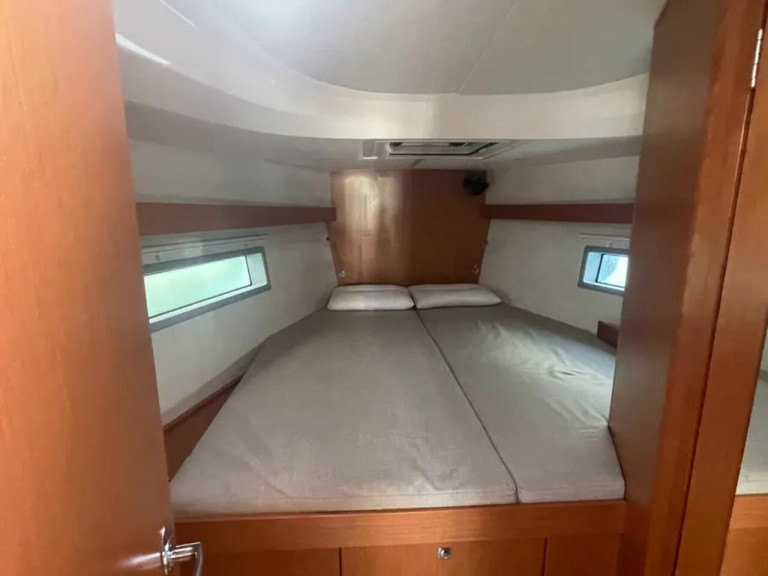 Charter a Bavaria Bavaria C42 (3 cab.) in Paros (Island) on Samboat