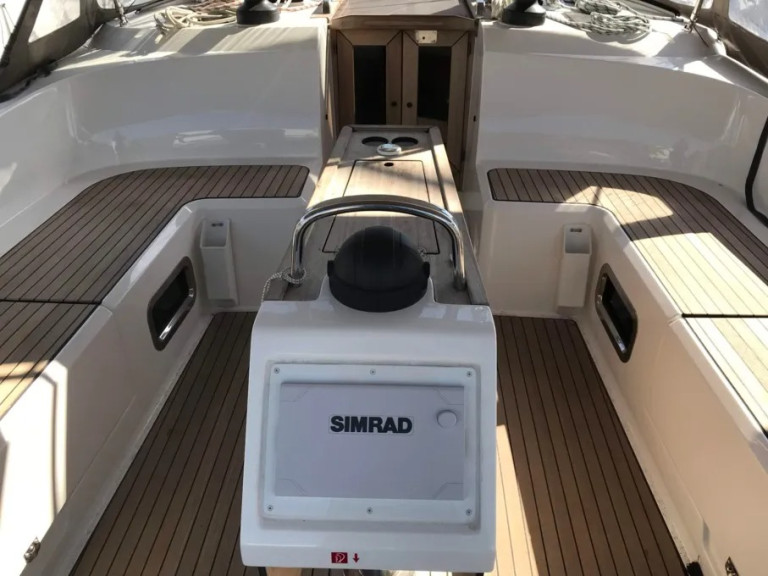 Charter a Bavaria Bavaria Cruiser 51 (5 cab.) in Alimos on Samboat