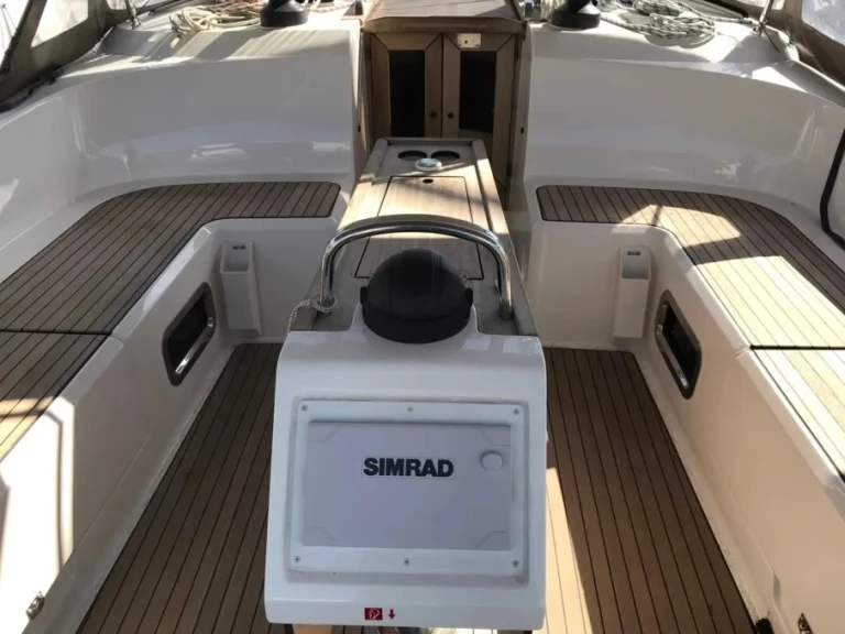 Charter a Bavaria Bavaria Cruiser 51 (5 cab.) in Alimos on Samboat