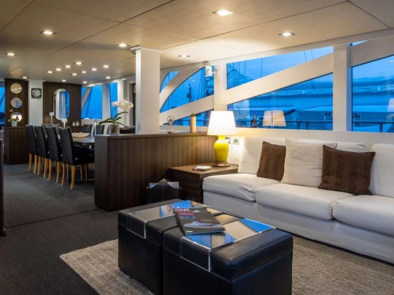 Hire Luxury Yacht Custom with a boat licence