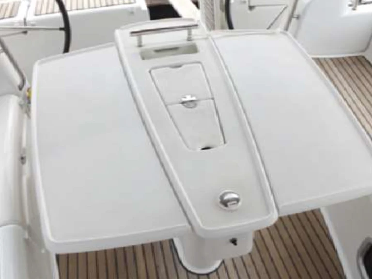 Hire a Bénéteau Oceanis 50 (6 cab.) Kalkara