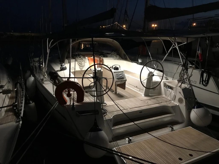 Charter a Bavaria Bavaria Cruiser 51 (5 cab.) in Alimos on Samboat