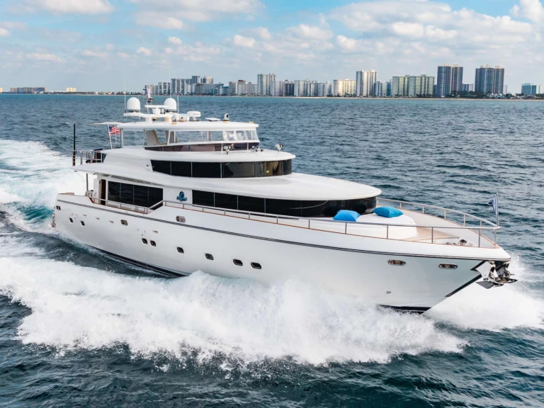 Hire Luxury Yacht Johnson with a boat licence