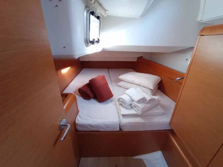 Yacht charter Lefkáda - Jeanneau Sun Odyssey 379 (3 cab.) on SamBoat