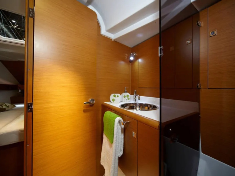 Hire a Jeanneau Sun Odyssey 449 (4 cab.) Alimos