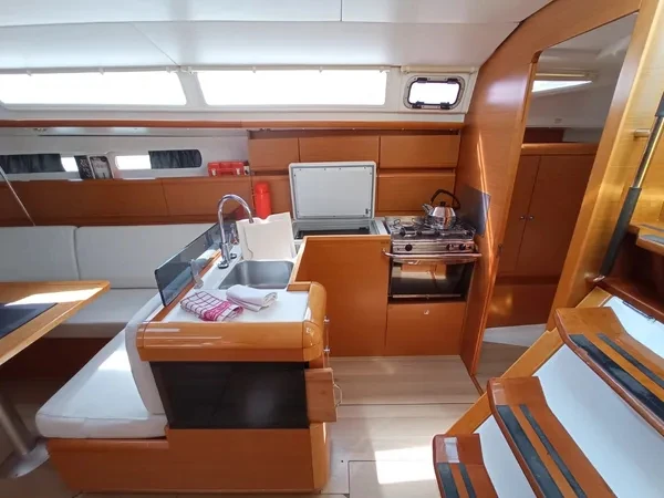 Jeanneau Sun Odyssey 439 (4 cab.) charter bareboat or skippered in  Lefkáda