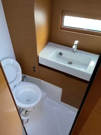 Hire Sailboat Jeanneau with a boat licence