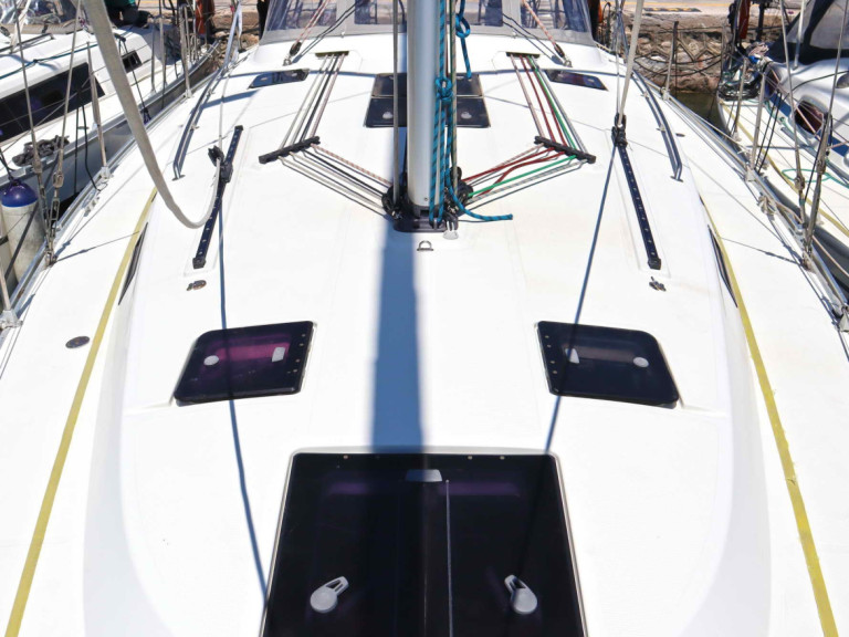 Sailboat to hire Néa Péramos at the best price