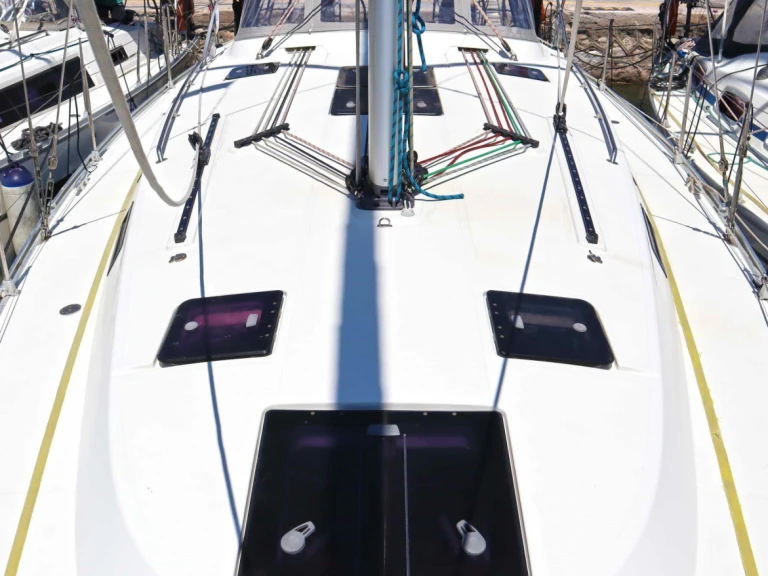 Sailboat to hire Néa Péramos at the best price