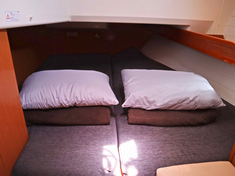 Hire a Bavaria Bavaria Cruiser 40 (3 cab.) Néa Péramos