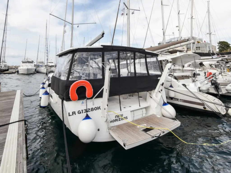 Hire Sailboat Jeanneau with a boat licence