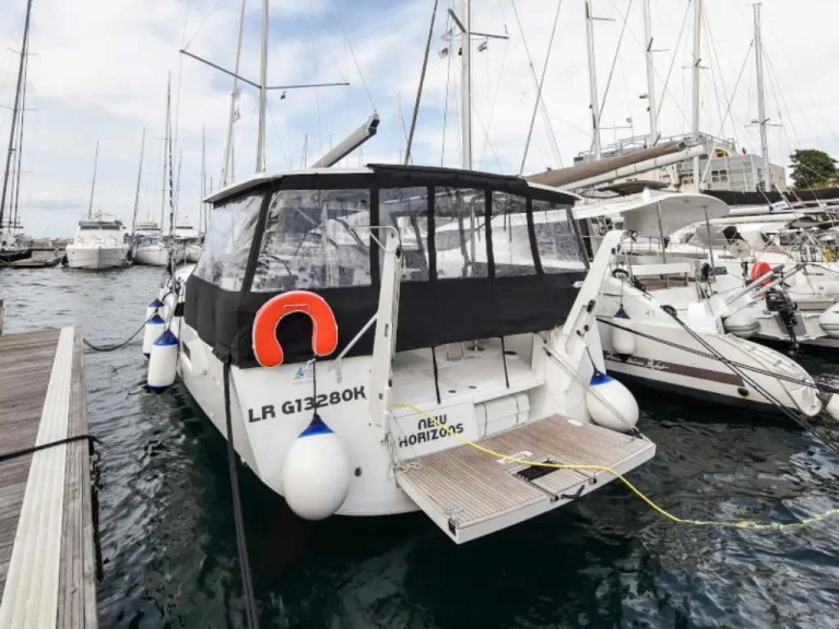 Hire Sailboat Jeanneau with a boat licence