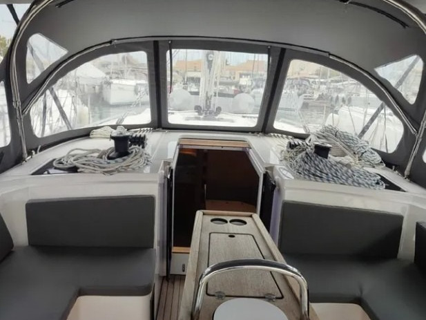 Hire Sailboat Bavaria with a boat licence