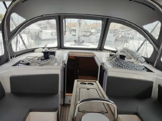 Hire Sailboat Bavaria with a boat licence
