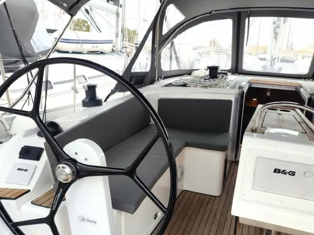 Sailboat to hire Lefkáda at the best price