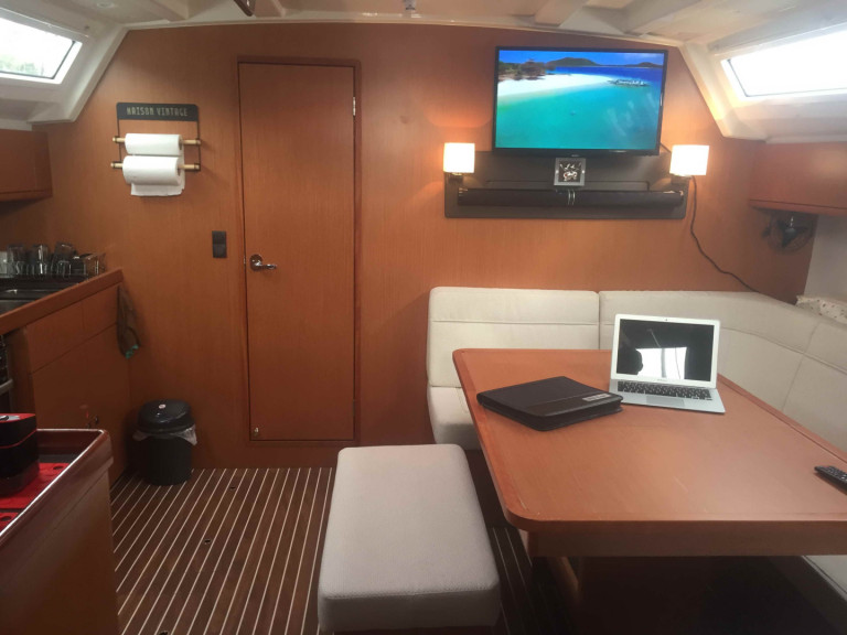 Hire Sailboat Bavaria with a boat licence