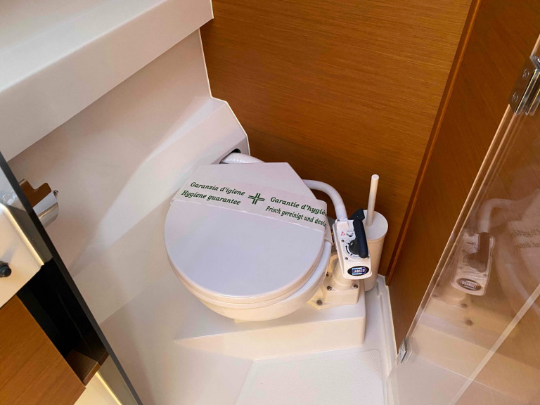 Hire Sailboat with or without skipper Jeanneau Lefkáda