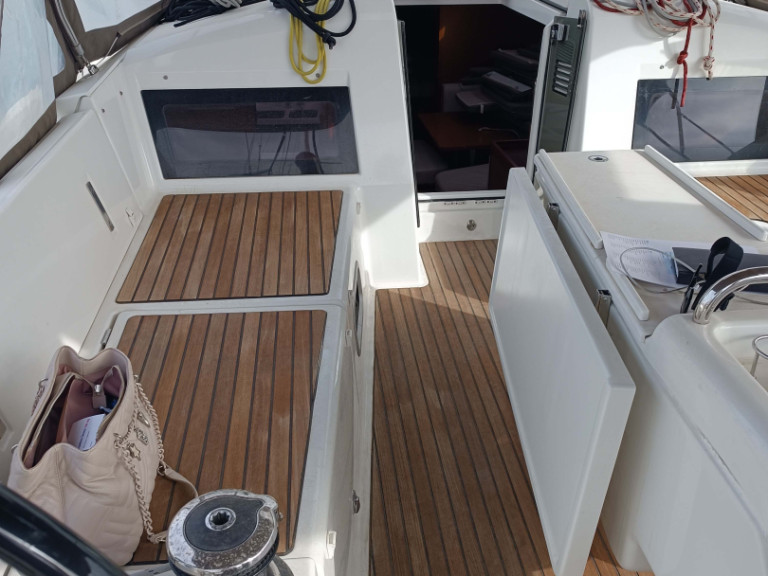 Hire Sailboat Jeanneau with a boat licence