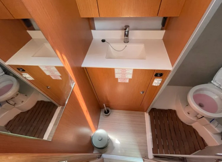 Charter a Bavaria Bavaria C42 (3 cab.) in Alimos on Samboat