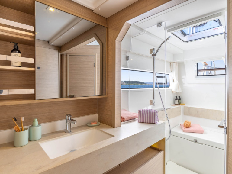 Hire Catamaran Lagoon with a boat licence