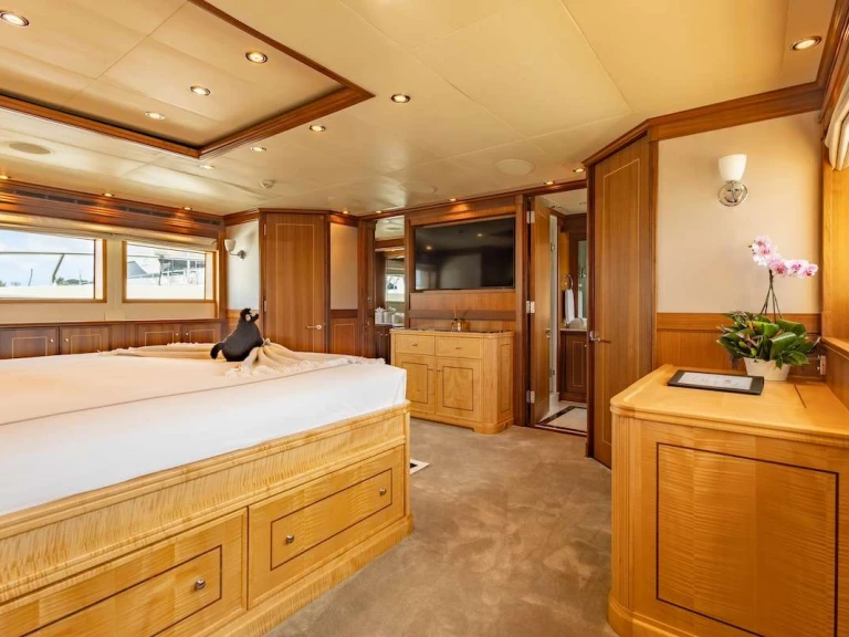 Hire Luxury Yacht Palmer Johnson with a boat licence