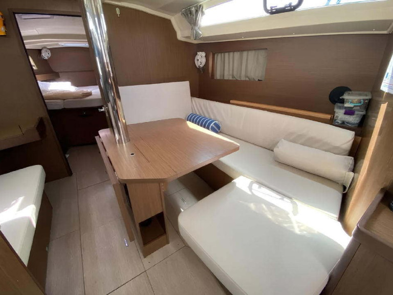 Charter a Bénéteau Oceanis 41.1 (3 cab.) in Lefkáda on Samboat
