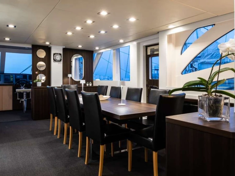 Hire Luxury Yacht Custom with a boat licence