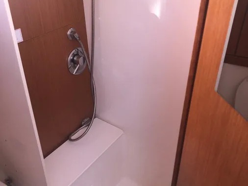 Yacht hire Alimos cheap Bavaria 43 Cruiser (3 cab.)