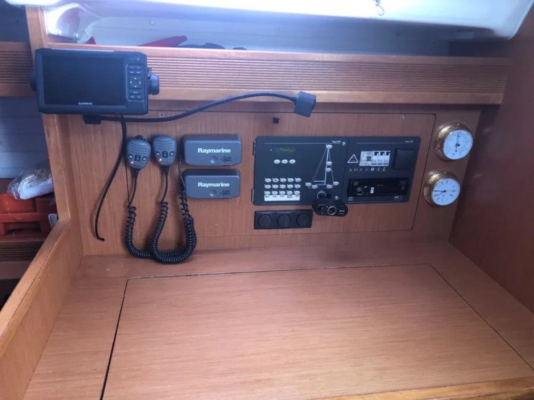 Charter a Bavaria Bavaria 43 Cruiser (3 cab.) in Alimos on Samboat