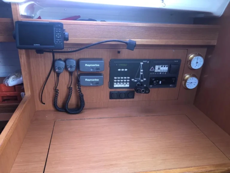 Yacht charter Néa Péramos - Bavaria Bavaria 43 Cruiser (3 cab.) on SamBoat