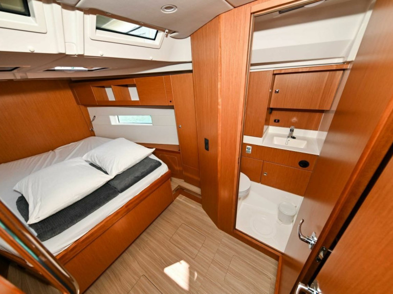 Sailboat hire in Pula - Bavaria Bavaria C45