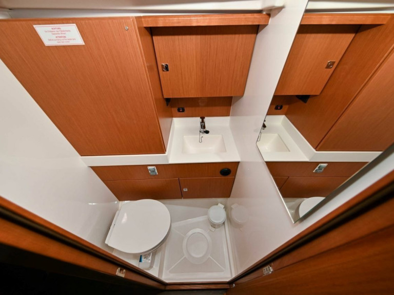 Charter a Bavaria Bavaria C45 in Pula on Samboat