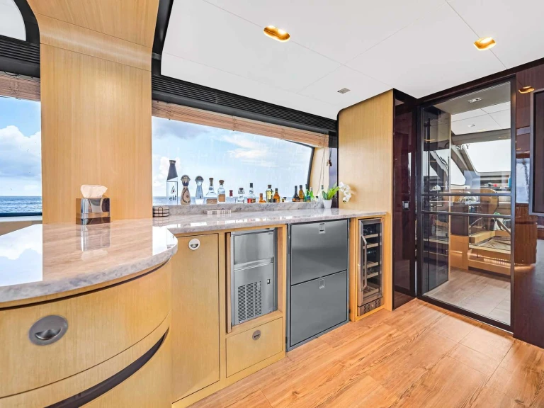 Hire Luxury Yacht with or without skipper Azimut Montauk
