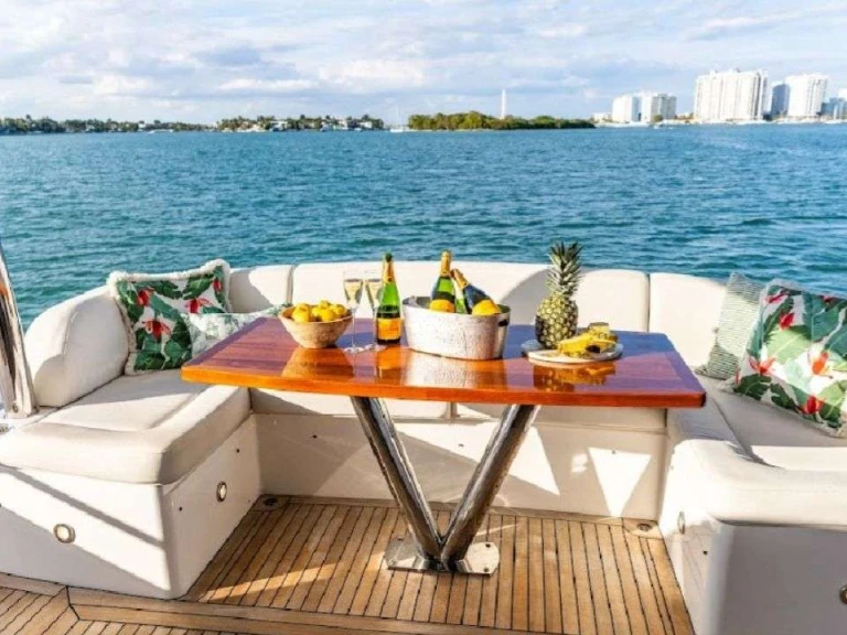 Yacht charter New York (City) - Sunseeker Asha on SamBoat