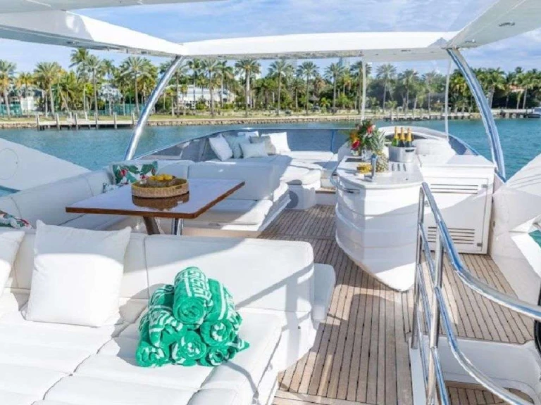 Luxury Yacht hire in New York (City) - Sunseeker Asha