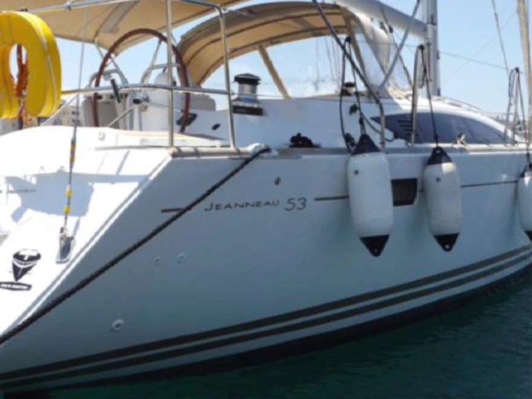 Hire Sailboat Jeanneau with a boat licence
