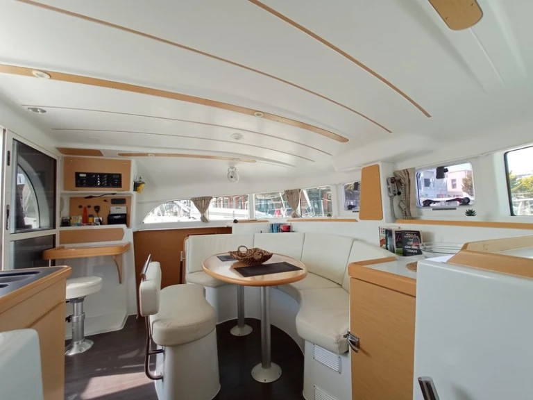 Catamaran to hire Lefkáda at the best price