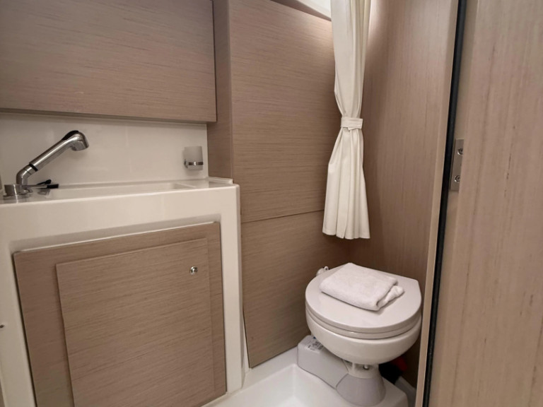 Hire a Bénéteau Oceanis 37.1 (3 cab.) Lefkáda