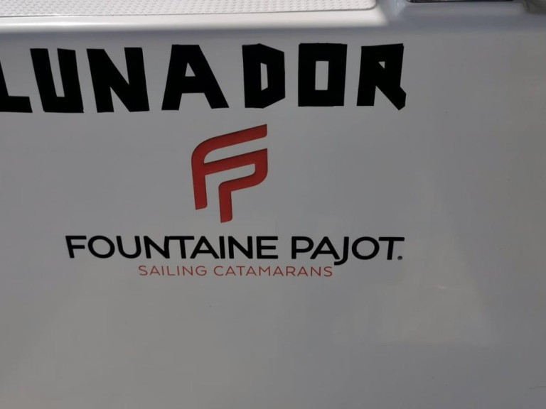 Hire a Fountaine Pajot Isla 40 (5 cab.) Propriano