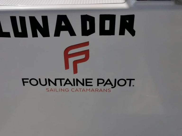 Hire a Fountaine Pajot Isla 40 (5 cab.) Propriano