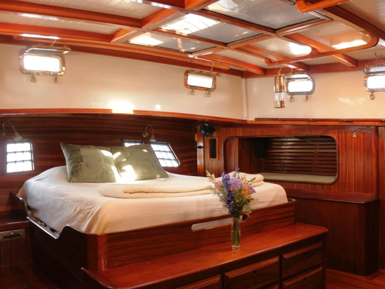 Hire Luxury Yacht with or without skipper Covey Island Boatworks Newport