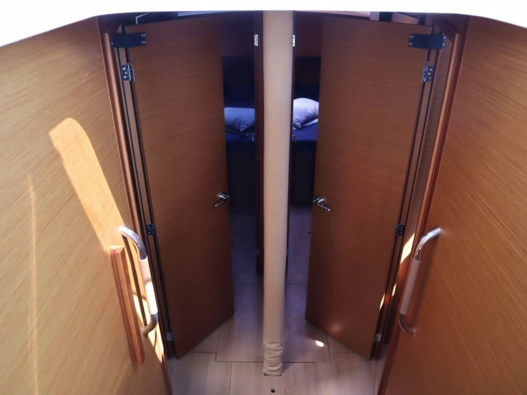 Charter a Jeanneau Sun Loft 47 (7 cab.) in Néa Péramos on Samboat