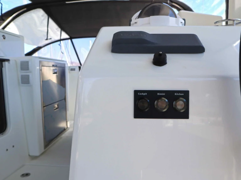Yacht charter Néa Péramos - Jeanneau Sun Loft 47 (7 cab.) on SamBoat