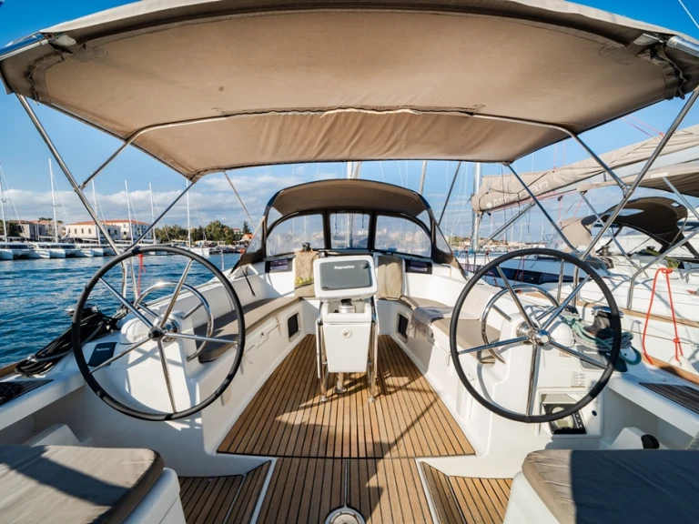 Charter a Jeanneau Sun Odyssey 439 in Lávrio on Samboat